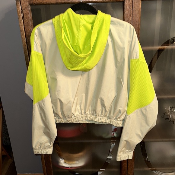 Nike Mesh Cropped Half Zip Hooded Pullover - Picture 4 of 4